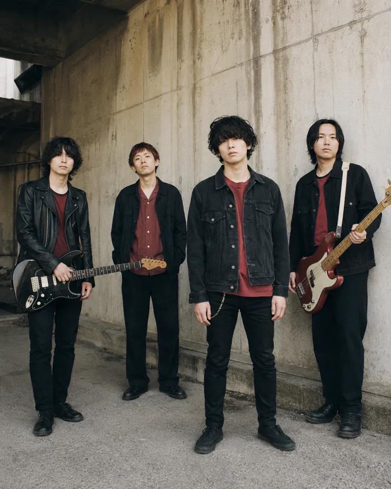 高架下に立つ4人組ロックバンド